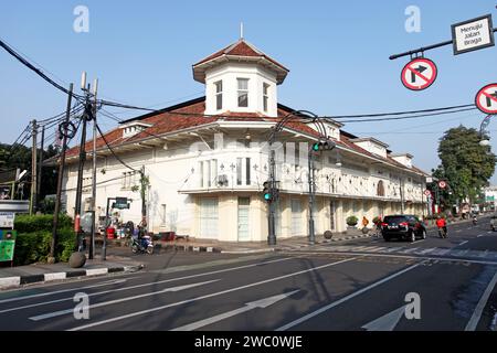Asia Afrika Street nel centro di Bandung City, Giava Occidentale, Indonesia, con molti edifici coloniali olandesi. Foto Stock