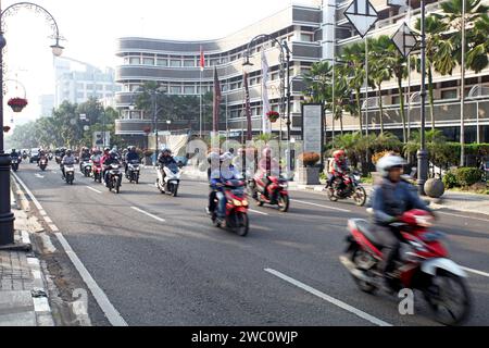 Asia Afrika Street nel centro di Bandung City, Giava Occidentale, Indonesia, con molti edifici coloniali olandesi. Foto Stock