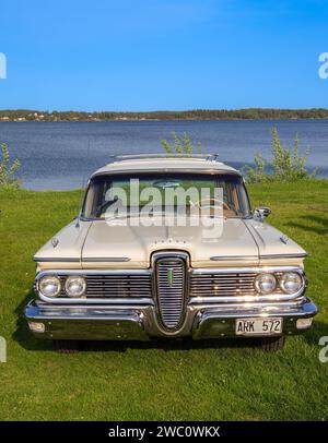 Amal, Svezia - 25 maggio 2023: Una vecchia auto americana splendidamente conservata Edsel Ford al lago Vanern in Svezia Foto Stock