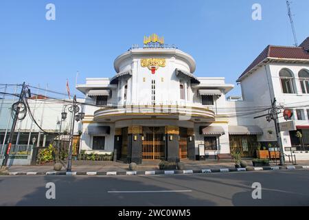 Un vecchio edificio coloniale olandese chiamato De Majestic in via Braga a Bandung, Giava Occidentale, Indonesia. Foto Stock