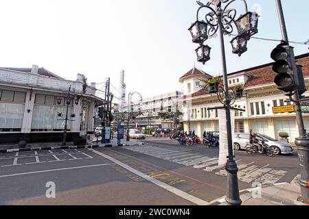 Asia Afrika Street nel centro di Bandung City, Giava Occidentale, Indonesia, con molti edifici coloniali olandesi. Foto Stock