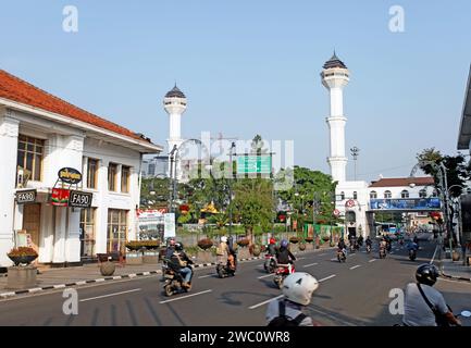Asia Afrika Street nel centro di Bandung City, Giava Occidentale, Indonesia, con molti edifici coloniali olandesi e minareti della grande Moschea Bandung. Foto Stock