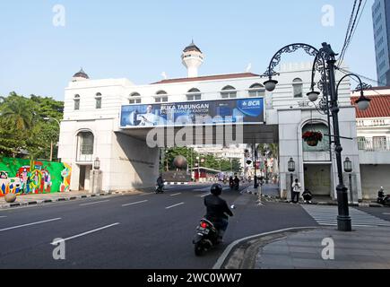 Asia Afrika Street nel centro di Bandung City, Giava Occidentale, Indonesia, con molti edifici coloniali olandesi. Foto Stock