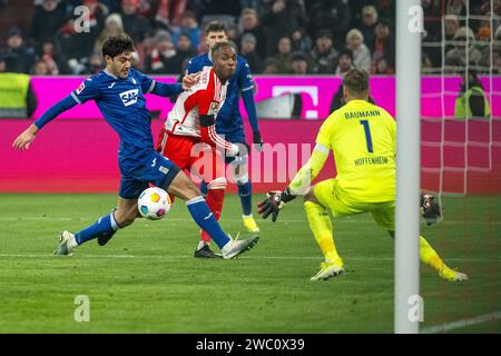 Muenchen, Deutschland. 12 gennaio 2024. Ozan Kabak (TSG 1899 Hoffenheim, #05), Mathys Tel (FC Bayern Muenchen, #39), Oliver Baumann (TSG 1899 Hoffenheim, #01), GER, FC Bayern Muenchen (FCB) vs. TSG 1899 Hoffenheim (TSG), Fussball, Bundesliga, 17. Spieltag, Spielzeit 2023/2024, 12.01.2024, DFB/DFL Regulations proibisce qualsiasi uso di fotografie come sequenze di immagini e/o quasi-video., foto: Eibner-Pressefoto/Sascha Walther Credit: dpa/Alamy Live News Foto Stock