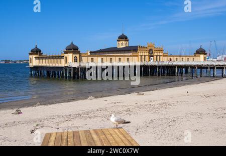 Famoso bagno storico - kallbadhuset - a Varberg in Svezia , edificio iconico in Svezia, regione di Halland , città di Varberg. Bagno freddo in mare per Foto Stock