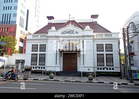 Mandiri Bank è un vecchio edificio coloniale olandese in Asia Afrika Street nel centro di Bandung City, Giava Occidentale, Indonesia Foto Stock
