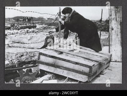 La regina Guglielmina legge una rivista di resistenza olandese nel suo ufficio a Londra, 1945 Photograph Amsterdam Photographic support gelatin Silver print London Foto Stock