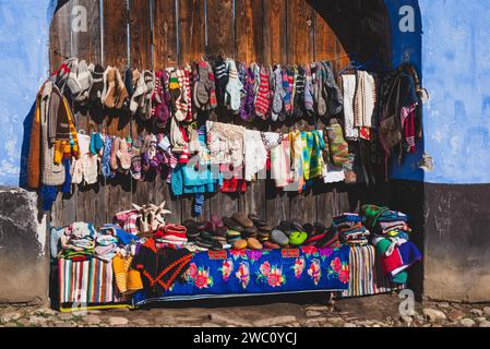 Una collezione di calze colorate a maglia esposte in un ambiente all'aperto Foto Stock