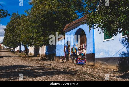 Una collezione di calze colorate a maglia esposte in un ambiente all'aperto. Voscri, Romania Foto Stock