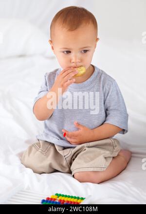 Biscotti carini, a letto e per neonati, per uno spuntino delizioso, giocando con l'abaco per l'educazione. Sviluppo infantile, bambino dolce e affamato, neonato o Foto Stock