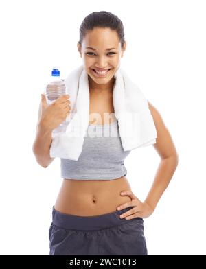 Donna felice, ritratto e bottiglia d'acqua con asciugamano in forma isolato su uno sfondo bianco dello studio. Una persona o un'atleta sorridono con naturalezza Foto Stock