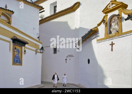 Vicolo tra Casa de los Fernandes de Cordoba e Convento de Capuchinos nel centro storico di Cordova, Andalusia, Spagna Foto Stock