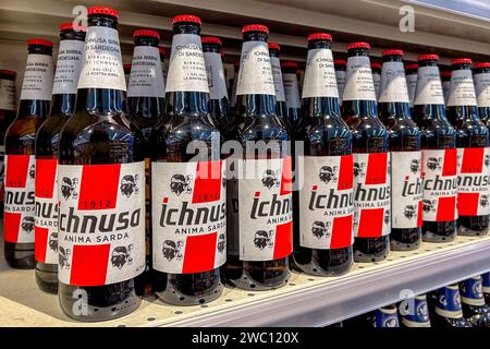 Italia - 11 gennaio 2024: Birra Ichnusa in bottiglia di vetro sugli scaffali in vendita nel supermercato italiano. Birra prodotta in Sardegna, italia, per più di una c Foto Stock