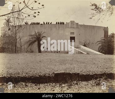 Torre del silenzio a Mumbai, Maharashtra, India, 1863 - 1890 Fotografia Dakhma (o Dachma) a Malabar Hill a Bombay (Mumbai). Sulla struttura mangeranno i cadaveri deposti. Gli albumi di carta lunare stampano tombe, tombe e altre forme di tombe e lapidi. Uccelli predatori: vulture Moon Foto Stock