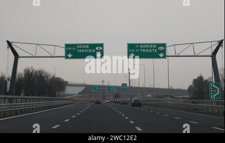 Video autostradale nel nord Italia con indicazioni per il confine tra Austria o Slovenia e città italiane Foto Stock