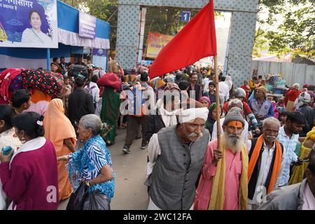 Kolkata, India. 12 gennaio 2024. Mentre inizia il conto alla rovescia per Makar Sankranti, il campo di transito di Gangasagar Mela a Calcutta assiste a una serie di emozioni. Sadhus si impegna in serene preghiere, i pellegrini emanano eccitazione e i devoti eseguono ferventi rituali. Le famiglie salutano in lacrime, mentre gli sforzi logistici si intensificano per una transizione senza soluzione di continuità. L'atmosfera è una miscela di spiritualità, anticipazione e connessioni emotive con l'avvicinarsi della Mela il 14 e 15 gennaio 2024. (Foto di Biswarup Ganguly/Pacific Press) Credit: Pacific Press Media Production Corp./Alamy Live News Foto Stock