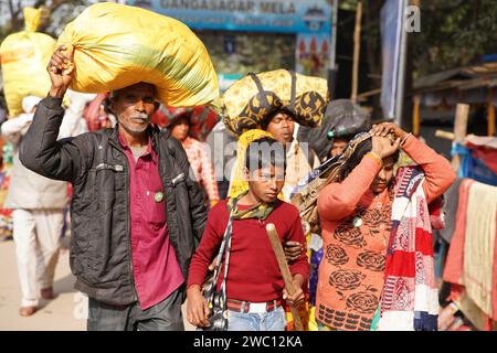 Kolkata, India. 12 gennaio 2024. Mentre inizia il conto alla rovescia per Makar Sankranti, il campo di transito di Gangasagar Mela a Calcutta assiste a una serie di emozioni. Sadhus si impegna in serene preghiere, i pellegrini emanano eccitazione e i devoti eseguono ferventi rituali. Le famiglie salutano in lacrime, mentre gli sforzi logistici si intensificano per una transizione senza soluzione di continuità. L'atmosfera è una miscela di spiritualità, anticipazione e connessioni emotive con l'avvicinarsi della Mela il 14 e 15 gennaio 2024. (Foto di Biswarup Ganguly/Pacific Press) Credit: Pacific Press Media Production Corp./Alamy Live News Foto Stock