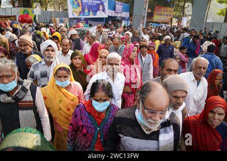 Calcutta, Bengala Occidentale, India. 12 gennaio 2024. Mentre inizia il conto alla rovescia per Makar Sankranti, il campo di transito di Gangasagar Mela a Calcutta assiste a una serie di emozioni. Sadhus si impegna in serene preghiere, i pellegrini emanano eccitazione e i devoti eseguono ferventi rituali. Le famiglie salutano in lacrime, mentre gli sforzi logistici si intensificano per una transizione senza soluzione di continuità. L'atmosfera è una miscela di spiritualità, anticipazione e connessioni emotive con l'avvicinarsi della Mela il 14 e 15 gennaio 2024. (Immagine di credito: © Biswarup Ganguly/Pacific Press via ZUMA Press Wire) SOLO USO EDITORIALE! Non per Foto Stock