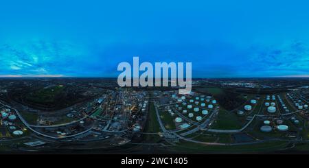 Foto sfera panoramica a 360 gradi di una raffineria di combustibili fossili a Gelschenkirchen, Germania. Grandi serbatoi di stoccaggio e tubazioni. Grandi industrie Foto Stock