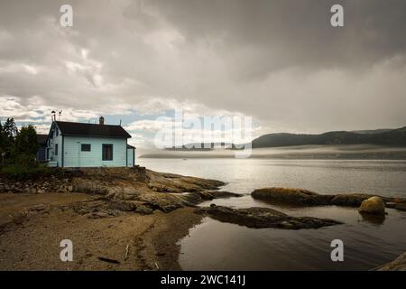 maison au bord de l'eau au canada Foto Stock