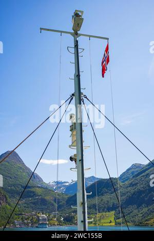 Geiranger, Norvegia, 26 giugno 2023: Il traghetto di 65 minuti tra Geiranger e Hellesylt passa attraverso il Geirangerfjord, protetto dall'UNESCO, passando per Foto Stock
