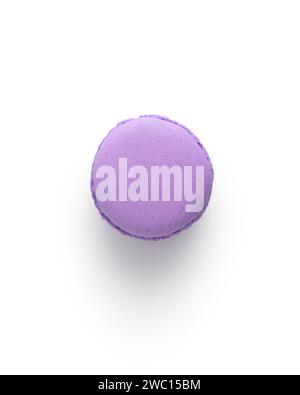 Vista dall'alto in macaron francese alla lavanda isolata su sfondo bianco con ombra Foto Stock