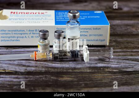 Cairo, Egitto, 11 gennaio 2024: Vaccino Nimenrix, polisaccaride purificato contro la meningococcica invasiva causata dal batterio Neisseria meni Foto Stock