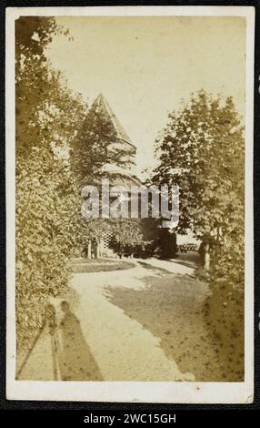 Vista della Cappella Valkhof (Sint-Nicolaaskapel) a Nijmegen con l'ombra del fotografo, Julius Cornelius Schaarwächter, 1870 nella foto anteriore sinistra. Visita la scheda parte dell'album fotografico con le attrazioni nelle città olandesi, belghe e tedesche. Cartone Nijmegen. carta. Supporto fotografico chiesa stampa albumen (esterno) - QQ - piccola chiesa, cappella. giardini pubblici, parco. Fotografo al lavoro - CC - fuori porta. L'uomo e la sua ombra Nijmegen. Valkhof. Sint-Nicolaaskapel (Valkhof) Foto Stock