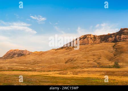 Cody, Stati Uniti - robusto paesaggio ondulato del Buffalo Bill State Park che mostra le colline pedemontane delle montagne rocciose vicino a Cody, Wyoming, Stati Uniti. Foto Stock