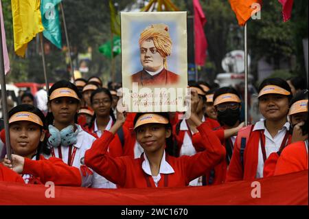 Kolkata, India. 12 gennaio 2024. KOLKATA, INDIA - 12 GENNAIO: Il 161° anniversario di nascita di Swami Vivekananda, gli studenti partecipano a una processione colorata dalla casa ancestrale di Swami ji il 12 gennaio 2024 a Calcutta, India. (Foto di Samir Jana/Hindustan Times/Sipa USA) credito: SIPA USA/Alamy Live News Foto Stock