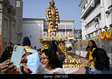 Kolkata, India. 12 gennaio 2024. KOLKATA, INDIA - 12 GENNAIO: Il 161° anniversario di nascita di Swami Vivekananda, la gente fa clic selfie davanti alla statua di Swami ji il 12 gennaio 2024 a Calcutta, India. (Foto di Samir Jana/Hindustan Times/Sipa USA) credito: SIPA USA/Alamy Live News Foto Stock