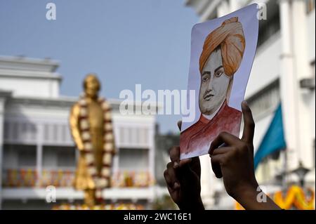 Kolkata, India. 12 gennaio 2024. KOLKATA, INDIA - 12 GENNAIO: Il 161° anniversario di nascita di Swami Vivekananda, gli studenti partecipano a una processione colorata dalla casa ancestrale di Swami ji il 12 gennaio 2024 a Calcutta, India. (Foto di Samir Jana/Hindustan Times/Sipa USA) credito: SIPA USA/Alamy Live News Foto Stock