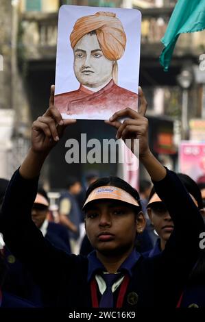 Kolkata, India. 12 gennaio 2024. KOLKATA, INDIA - 12 GENNAIO: Il 161° anniversario di nascita di Swami Vivekananda, gli studenti partecipano a una processione colorata dalla casa ancestrale di Swami ji il 12 gennaio 2024 a Calcutta, India. (Foto di Samir Jana/Hindustan Times/Sipa USA) credito: SIPA USA/Alamy Live News Foto Stock