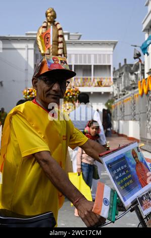 Kolkata, India. 12 gennaio 2024. KOLKATA, INDIA - 12 GENNAIO: Il 161° anniversario di nascita di Swami Vivekananda, la gente partecipa a una processione colorata dalla casa ancestrale di Swami ji il 12 gennaio 2024 a Calcutta, India. (Foto di Samir Jana/Hindustan Times/Sipa USA) credito: SIPA USA/Alamy Live News Foto Stock