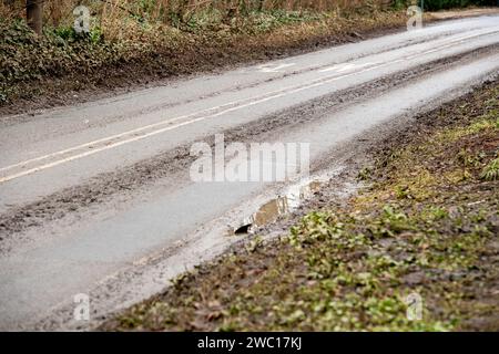 Eton, Windsor, Regno Unito. 13 gennaio 2024. Strade fangose a Eton. Dopo una settimana di gravi inondazioni a Eton, Windsor, Berkshire, dove un certo numero di auto sono state abbandonate in alta acqua alluvionale, due strade locali che sono state chiuse tutta la settimana a causa delle inondazioni sono state riaperte questa mattina. Fango e detriti rimangono sulle strade e ora ci sarà una grande e costosa pulizia da parte del Royal Borough di Windsor & Maidenhead. Credito: Maureen McLean/Alamy Foto Stock