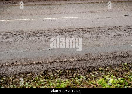 Eton, Windsor, Regno Unito. 13 gennaio 2024. Strade fangose a Eton. Dopo una settimana di gravi inondazioni a Eton, Windsor, Berkshire, dove un certo numero di auto sono state abbandonate in alta acqua alluvionale, due strade locali che sono state chiuse tutta la settimana a causa delle inondazioni sono state riaperte questa mattina. Fango e detriti rimangono sulle strade e ora ci sarà una grande e costosa pulizia da parte del Royal Borough di Windsor & Maidenhead. Credito: Maureen McLean/Alamy Foto Stock