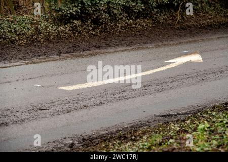 Eton, Windsor, Regno Unito. 13 gennaio 2024. Strade fangose a Eton. Dopo una settimana di gravi inondazioni a Eton, Windsor, Berkshire, dove un certo numero di auto sono state abbandonate in alta acqua alluvionale, due strade locali che sono state chiuse tutta la settimana a causa delle inondazioni sono state riaperte questa mattina. Fango e detriti rimangono sulle strade e ora ci sarà una grande e costosa pulizia da parte del Royal Borough di Windsor & Maidenhead. Credito: Maureen McLean/Alamy Foto Stock