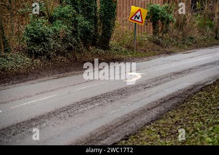 Eton, Windsor, Regno Unito. 13 gennaio 2024. Strade fangose a Eton. Dopo una settimana di gravi inondazioni a Eton, Windsor, Berkshire, dove un certo numero di auto sono state abbandonate in alta acqua alluvionale, due strade locali che sono state chiuse tutta la settimana a causa delle inondazioni sono state riaperte questa mattina. Fango e detriti rimangono sulle strade e ora ci sarà una grande e costosa pulizia da parte del Royal Borough di Windsor & Maidenhead. Credito: Maureen McLean/Alamy Foto Stock