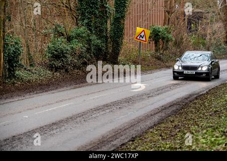 Eton, Windsor, Regno Unito. 13 gennaio 2024. Strade fangose a Eton. Dopo una settimana di gravi inondazioni a Eton, Windsor, Berkshire, dove un certo numero di auto sono state abbandonate in alta acqua alluvionale, due strade locali che sono state chiuse tutta la settimana a causa delle inondazioni sono state riaperte questa mattina. Fango e detriti rimangono sulle strade e ora ci sarà una grande e costosa pulizia da parte del Royal Borough di Windsor & Maidenhead. Credito: Maureen McLean/Alamy Foto Stock