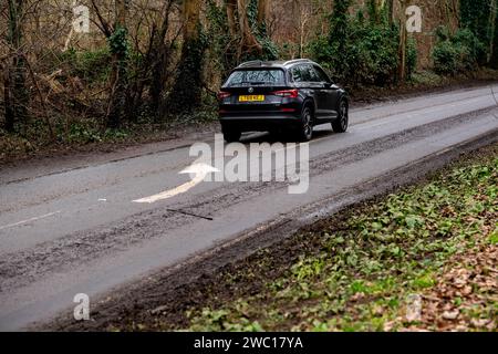 Eton, Windsor, Regno Unito. 13 gennaio 2024. Strade fangose a Eton. Dopo una settimana di gravi inondazioni a Eton, Windsor, Berkshire, dove un certo numero di auto sono state abbandonate in alta acqua alluvionale, due strade locali che sono state chiuse tutta la settimana a causa delle inondazioni sono state riaperte questa mattina. Fango e detriti rimangono sulle strade e ora ci sarà una grande e costosa pulizia da parte del Royal Borough di Windsor & Maidenhead. Credito: Maureen McLean/Alamy Foto Stock