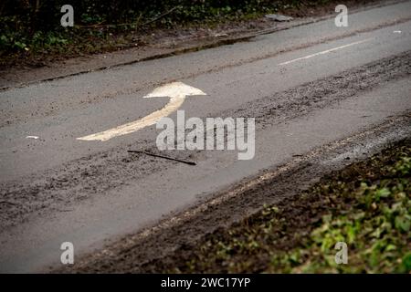 Eton, Windsor, Regno Unito. 13 gennaio 2024. Strade fangose a Eton. Dopo una settimana di gravi inondazioni a Eton, Windsor, Berkshire, dove un certo numero di auto sono state abbandonate in alta acqua alluvionale, due strade locali che sono state chiuse tutta la settimana a causa delle inondazioni sono state riaperte questa mattina. Fango e detriti rimangono sulle strade e ora ci sarà una grande e costosa pulizia da parte del Royal Borough di Windsor & Maidenhead. Credito: Maureen McLean/Alamy Foto Stock