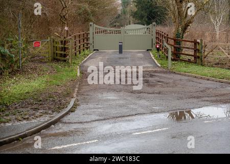 Eton, Windsor, Regno Unito. 13 gennaio 2024. Un segno d'acqua dopo un'allagamento durante un viaggio a Eton, Windsor. Dopo una settimana di gravi inondazioni a Eton, Windsor, Berkshire, dove un certo numero di auto sono state abbandonate in alta acqua alluvionale, due strade locali che sono state chiuse tutta la settimana a causa delle inondazioni sono state riaperte questa mattina. Fango e detriti rimangono sulle strade e ora ci sarà una grande e costosa pulizia da parte del Royal Borough di Windsor & Maidenhead. Credito: Maureen McLean/Alamy Foto Stock