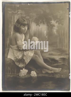 Ritratto di una ragazza a piedi nudi con un mazzo di fiori in mano, Jacob Merkelbach, 1915 Fotografia ragazza seduta a piedi nudi per l'arredamento, atmosfera idilliaca Amsterdam supporto fotografico stampa in argento gelatina persone storiche non conosciute con il nome - BB - donna Foto Stock