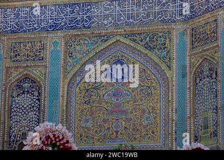 Dettaglio delle piastrelle cuerda seca nel cortile del Santuario di Imam Husayn, Najaf, Iraq Foto Stock