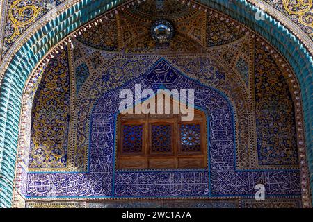 Dettaglio delle piastrelle cuerda seca nel cortile del Santuario di Imam Husayn, Najaf, Iraq Foto Stock