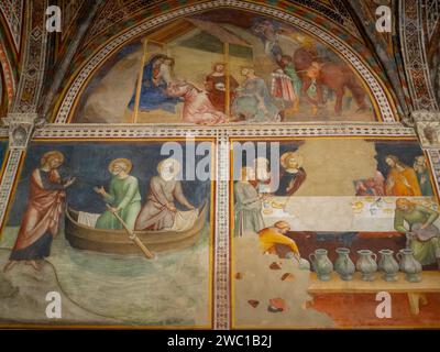 L'adorazione dei Magi, in cima ad altre scene del nuovo Testamento affreschi della Collegiata di Santa Maria Assunta, San Gimignano Foto Stock