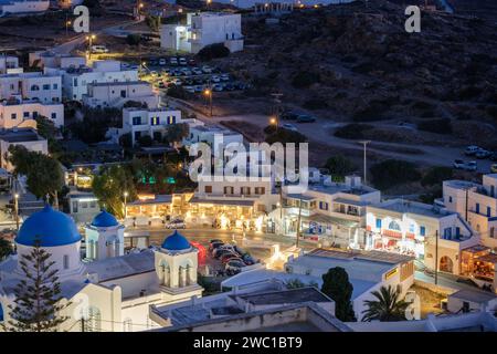 IOS, Grecia - 14 settembre 2023: Veduta della strada principale del pittoresco e illuminato villaggio di iOS Grecia Foto Stock