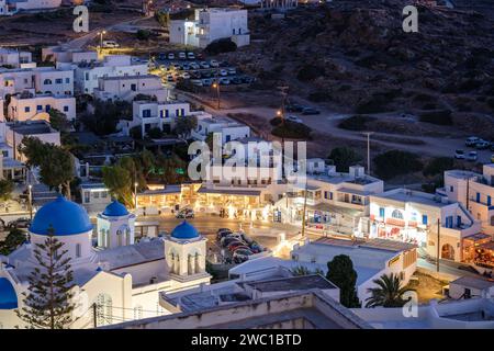 IOS, Grecia - 14 settembre 2023: Veduta della strada principale del pittoresco e illuminato villaggio di iOS Grecia Foto Stock