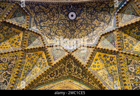 Dettaglio delle piastrelle cuerda seca nel cortile del Santuario di Imam Husayn, Najaf, Iraq Foto Stock