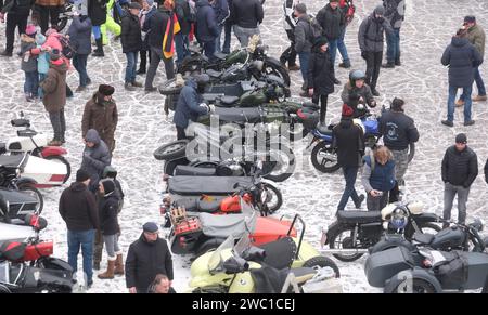 Augustusburg, Germania. 13 gennaio 2024. I visitatori della riunione invernale dei motociclisti nel cortile del castello di Augustusburg. Il tradizionale raduno dei motociclisti si svolge per la 51esima volta. Credito: Sebastian Willnow/dpa/Alamy Live News Foto Stock